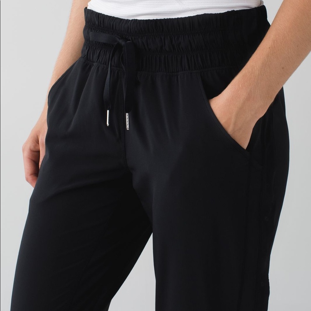 Lululemon Tearaway Pant
Black, size 10, only worn once!
